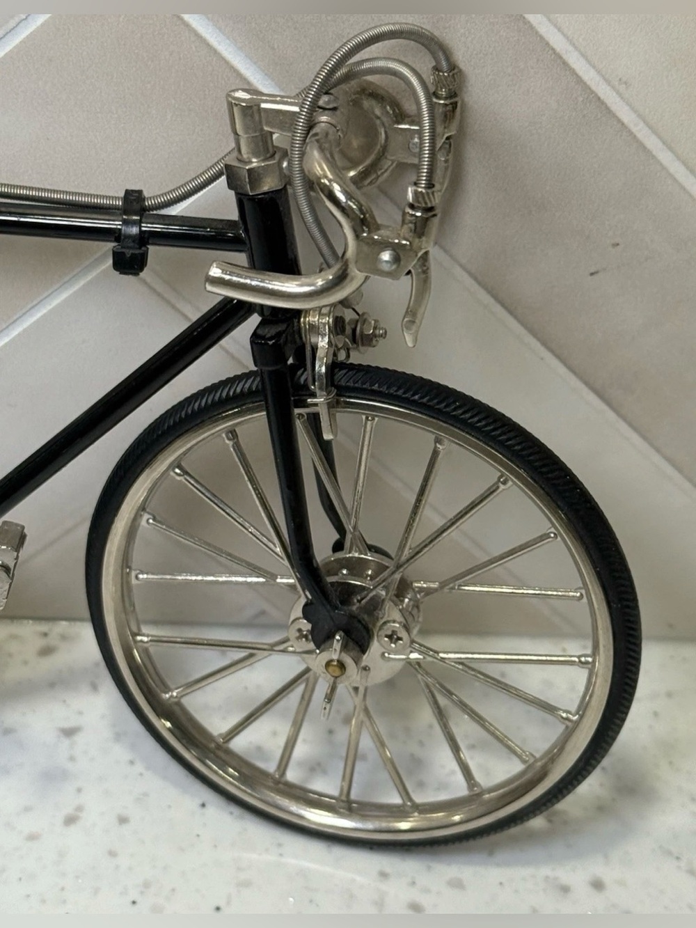 Miniature 7.5" Road Bicycle Model - Working
Parts, Detailed Metal Replica 1:10 - Picture 9 of 12